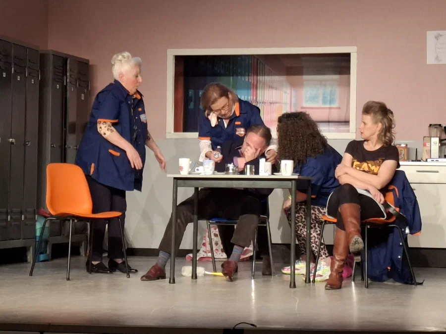 Scène uit De Sjoeënmaaksters