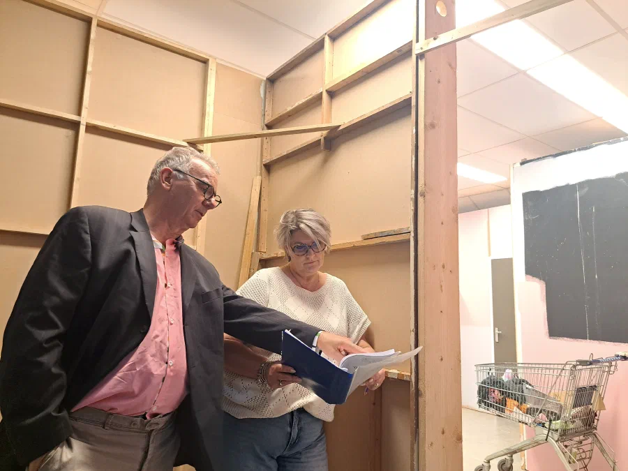 René en Monique bestuderen de tekst achter de coulissen